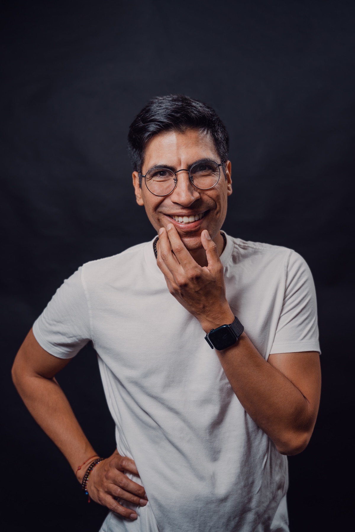 Retrato de Fabian Iriarte sonriendo frente a un fondo oscuro.